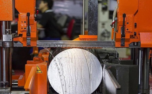 雨湖立式金属带锯床切削出现跑带故障解决方法！